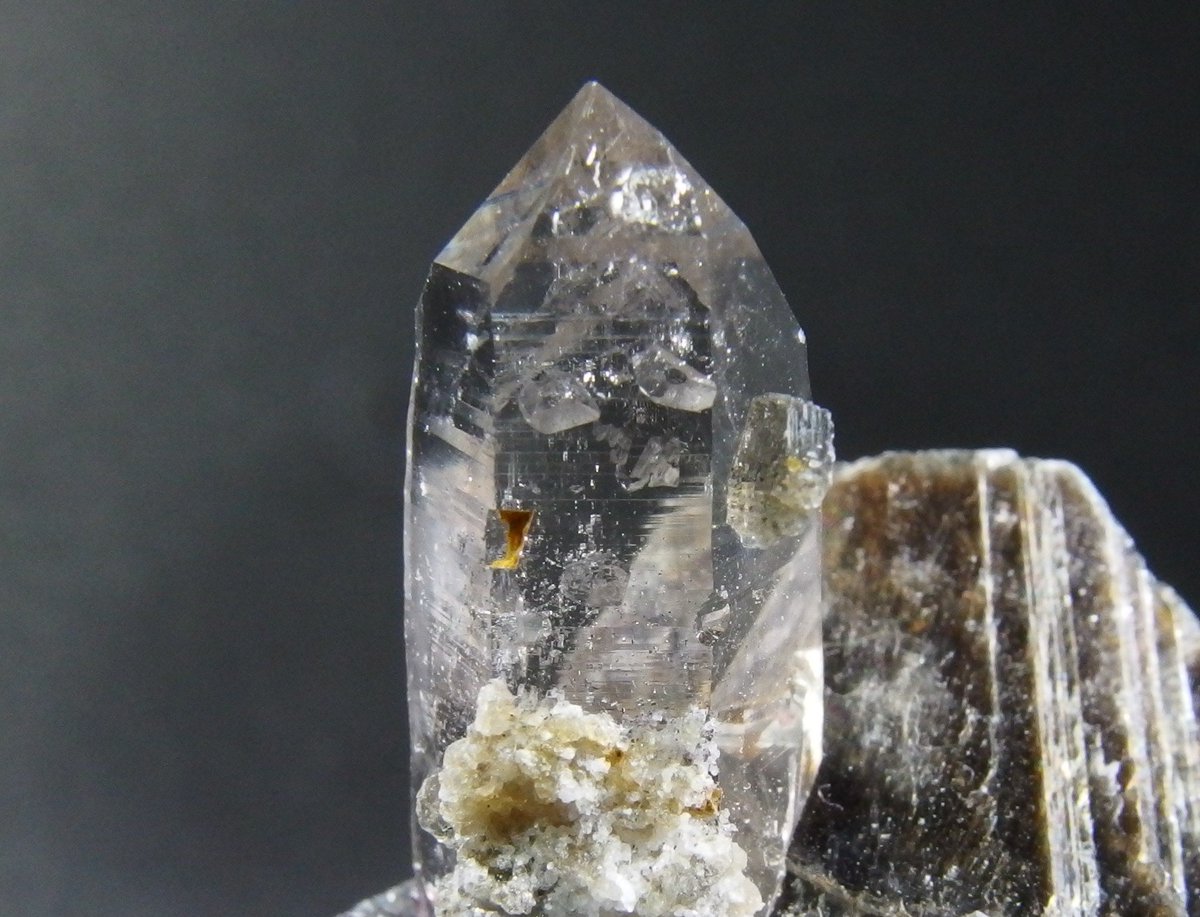 BlueColundum's tweet image. 長野で初石してきました
ノースカロライナの水晶＆雲母
鉱山じゃなく、私有地で地主さんが採集したものだとか
内包された雲母がキラキラで良い
メレラニ鉱山のガーネット＆透輝石
どちらも蛍光するので楽しい
電車で行ったらスイッチバックが体験できて楽しかった