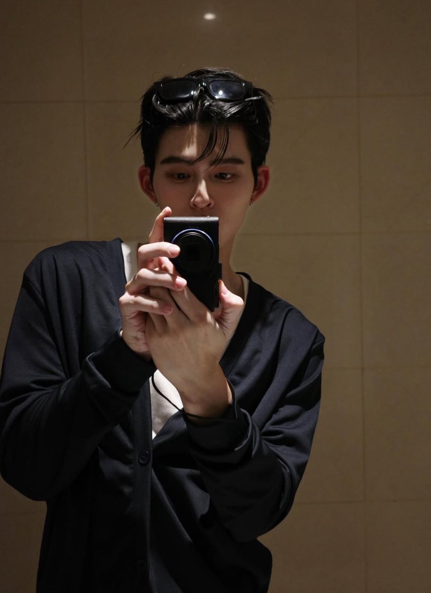 wrotefaith's tweet image. The photographer and his muse. I’m starting a rumor.