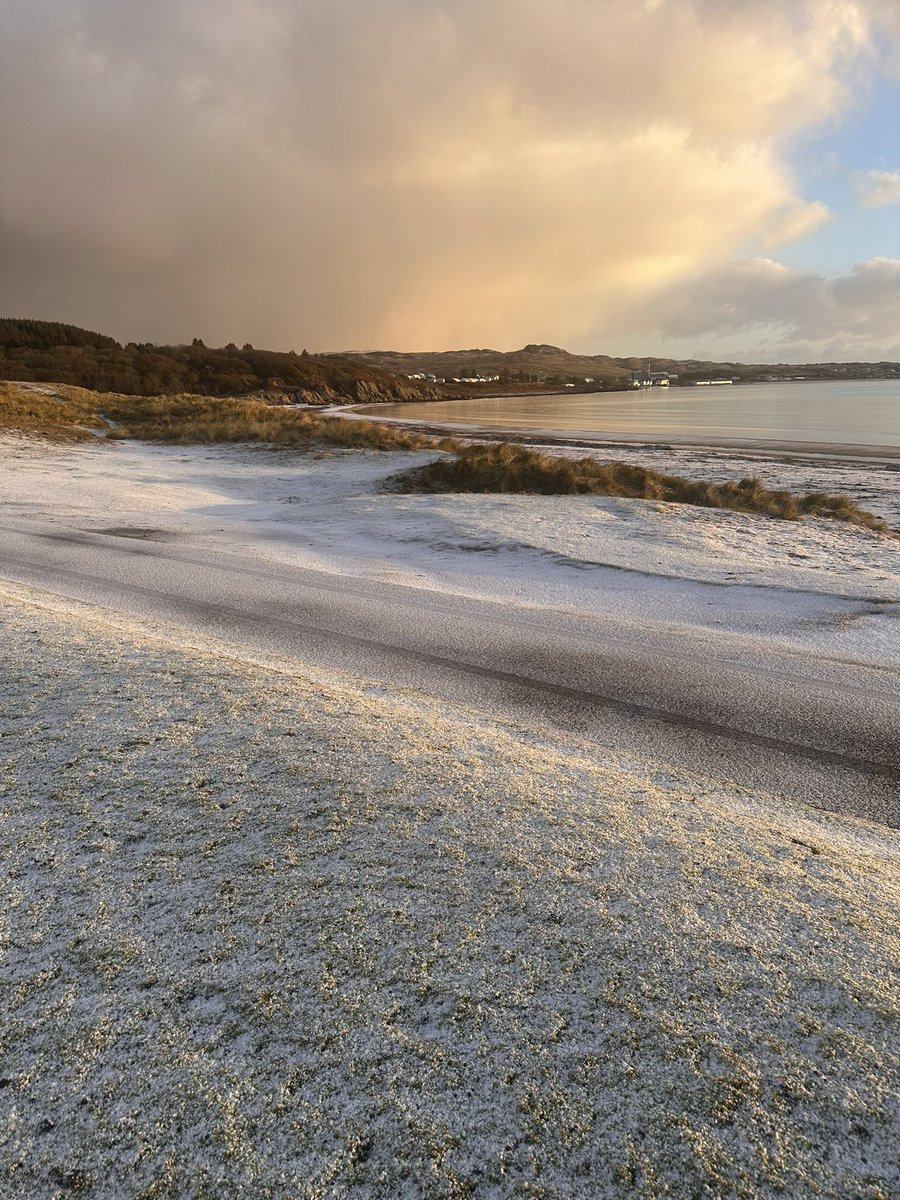 The view from <a href="/IslayBeachHouse/">Islay Beach Cottage</a> this morning - woken at 730am by hail battering the windows. Not much gardening will be done today!