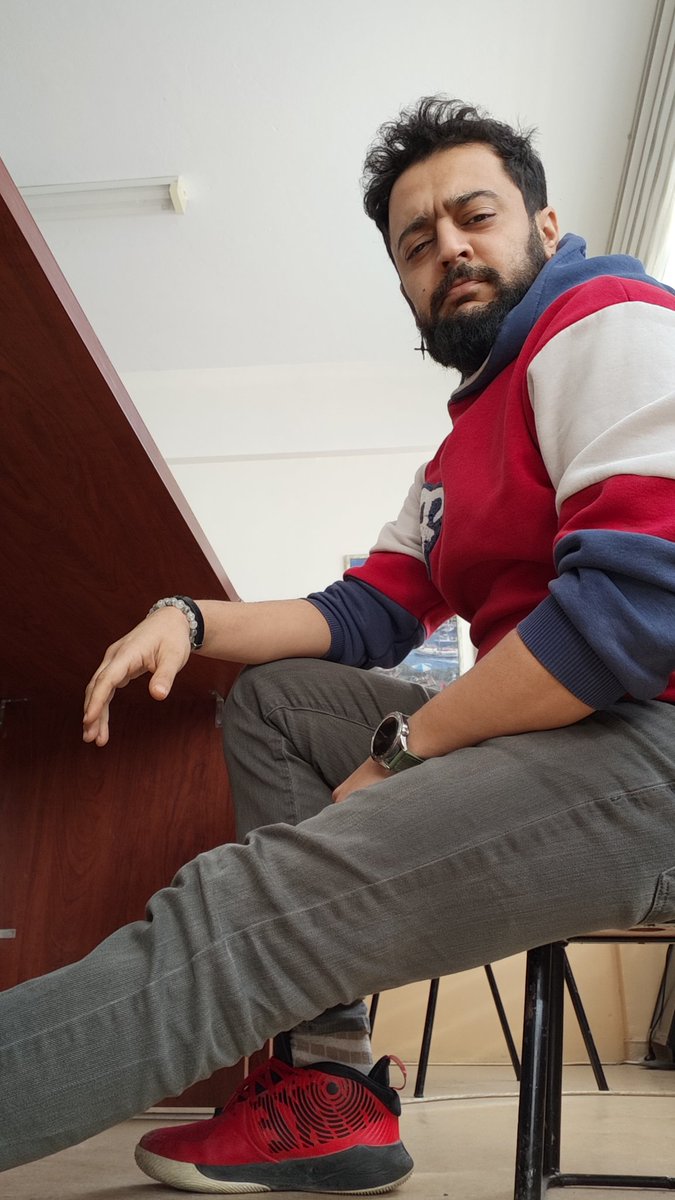 Öğretmenlikte mobbing yok diyenler utanır mı bilmem? Bölüme son gelen öğretmen ben olduğum için bana verdikleri sandalyeye bakın. 😑