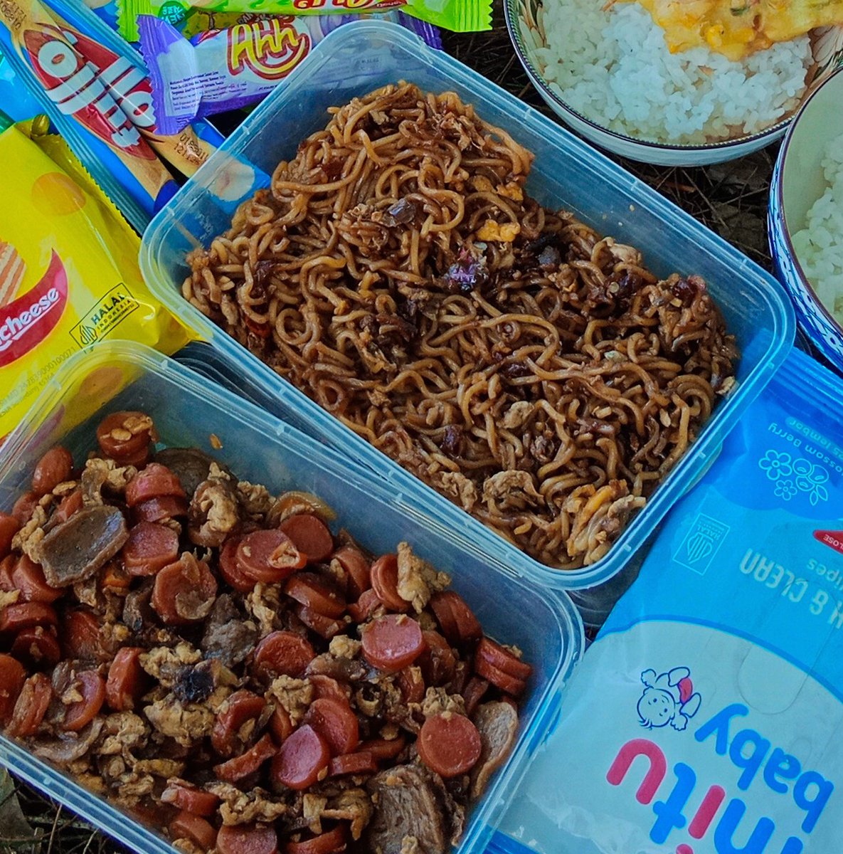 imjustmiaw's tweet photo. @FOOD_FESS sudah nder wkwk bawa bekal mie ke pantai https://t.co/o8ExNrb0Tz