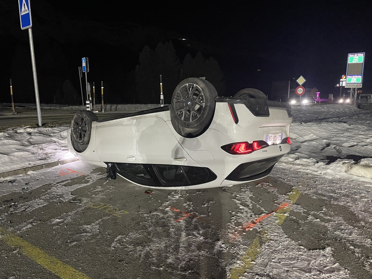 KapoGR's tweet image. In der Nacht auf Neujahr hat sich eine Familie nach einem Selbstunfall von der Unfallstelle in Silvaplana entfernt. Wir suchen Zeugen.
fcld.ly/o38xtg1