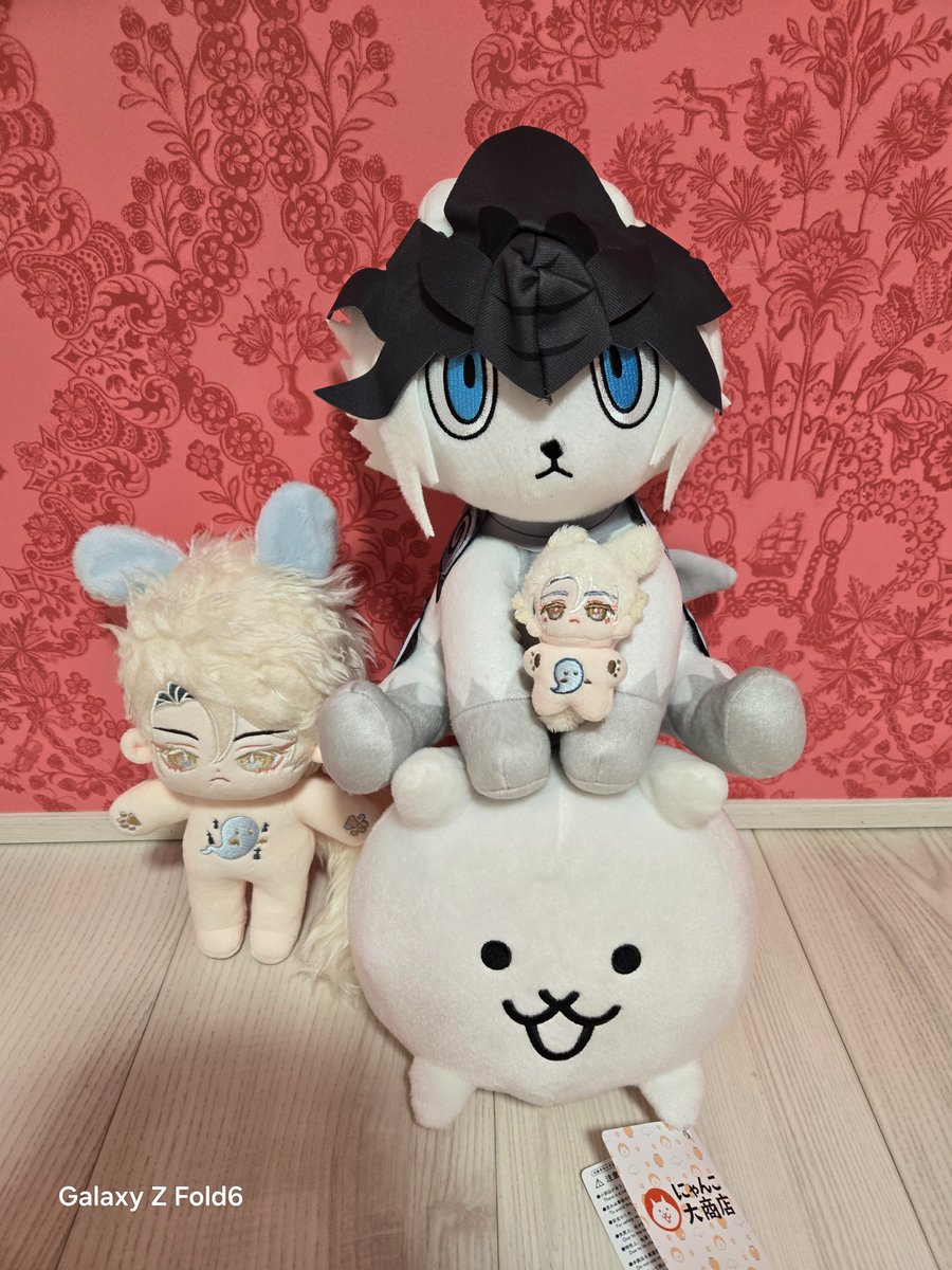 年末幼獣ガオが家に来た。まあまあ大きくて等身大（？）に近いのかも。
20cmゴーストくんもご縁いただきました。
可愛い( ˘ ³˘)♥