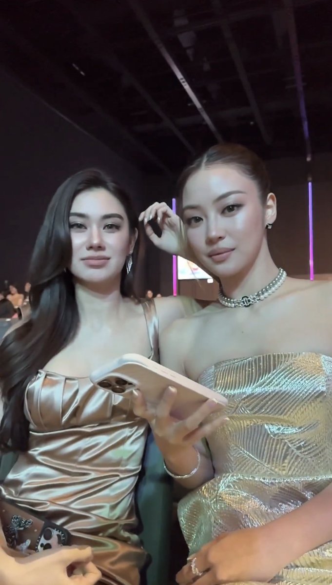 ducky_jayoo's tweet image. คือทั้งสองคนพึ่งรู้ตัวว่าถูกแอบถ่ายละช็อคพร้อมกัน555555555 ตกใจยังไงให้สวย ลีน่าหมิวทำให้ดูละ ไม่ตายกล้องของจริง slow จึ้งมาก

#lenamiu #ลีน่าหมิว