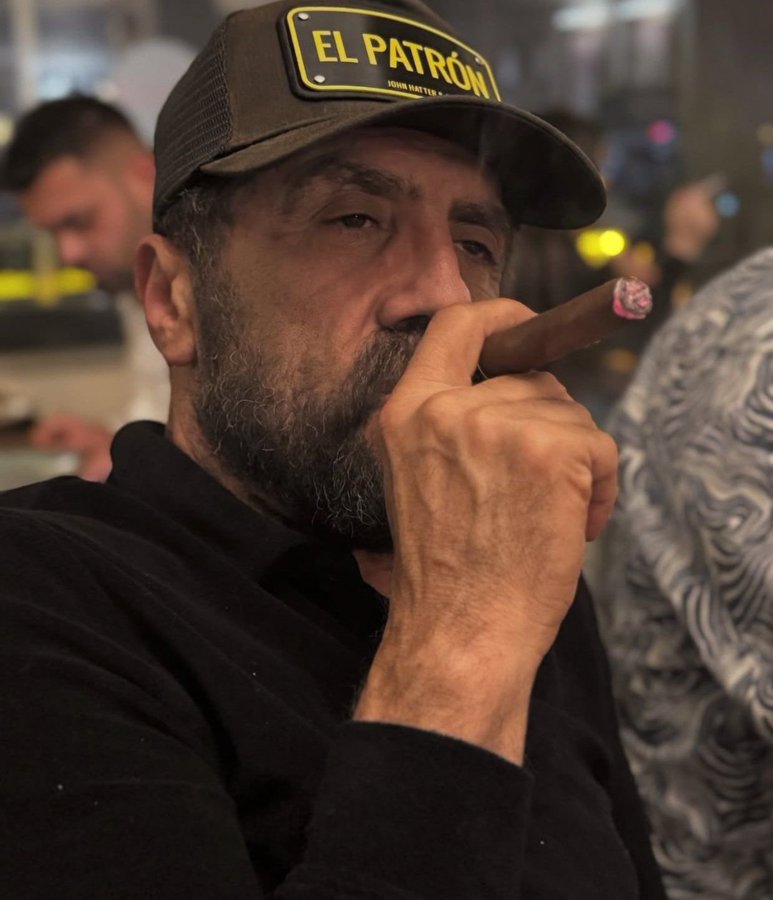 Kibir öyle bir noktaya getirmiş ki ne yaptığını bile fark edemiyor.

Esnaf olmanın, müşteriyle konuşmanın ne demek olduğunu unutmuş bir anlayış…

Bu tavra prim vermeyin.
Gitmeyin, destek olmayın.

#BedriUstaBoykot
