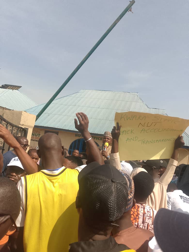 Zineskyy's tweet image. 📍Teachers in Kwara State are currently protesting the unfair exclusion from the just paid 30% peculiar allowance, with the non-payment of TSA allowances.

Education cant survive where teachers are neglected.
 @vanguardngrnews @channelstv @SaharaReporters @ARISEtv @MobilePunch