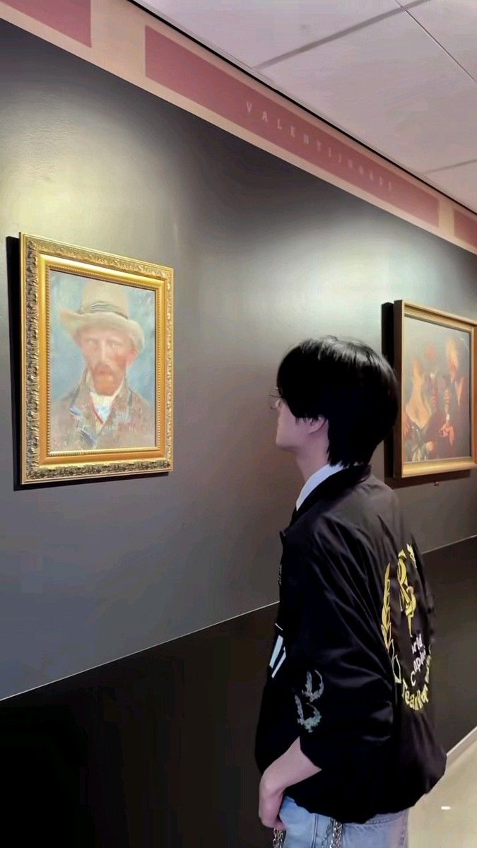 _Camellia_Roses's tweet photo. Jake taking in the artwork of Vincent van Gogh 🖼️ 🎨 ✨
#Art #Artwork #Artist #vincentvangogh #VanGogh #Enhypen #JakeSim https://t.co/hH2QYz7ABi