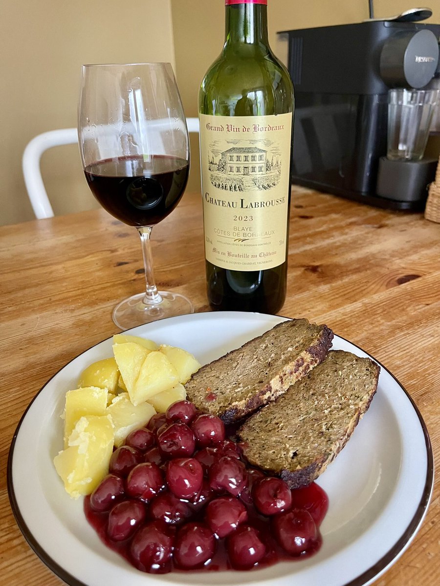 joukesp's tweet photo. #ThursdayLunch #Meatloaf #SourCherries #Potatoes
4°C, dull & grey + a few drops of rain on this very 1st day of 2026.
No special antics here!
Lunch is 2nd serving of meatloaf, this time w sour cherries + potatoes.
And yes, more cake & champagne!
Wishing you a wonderful 2026!
HNY! https://t.co/2PNU6FUtf4