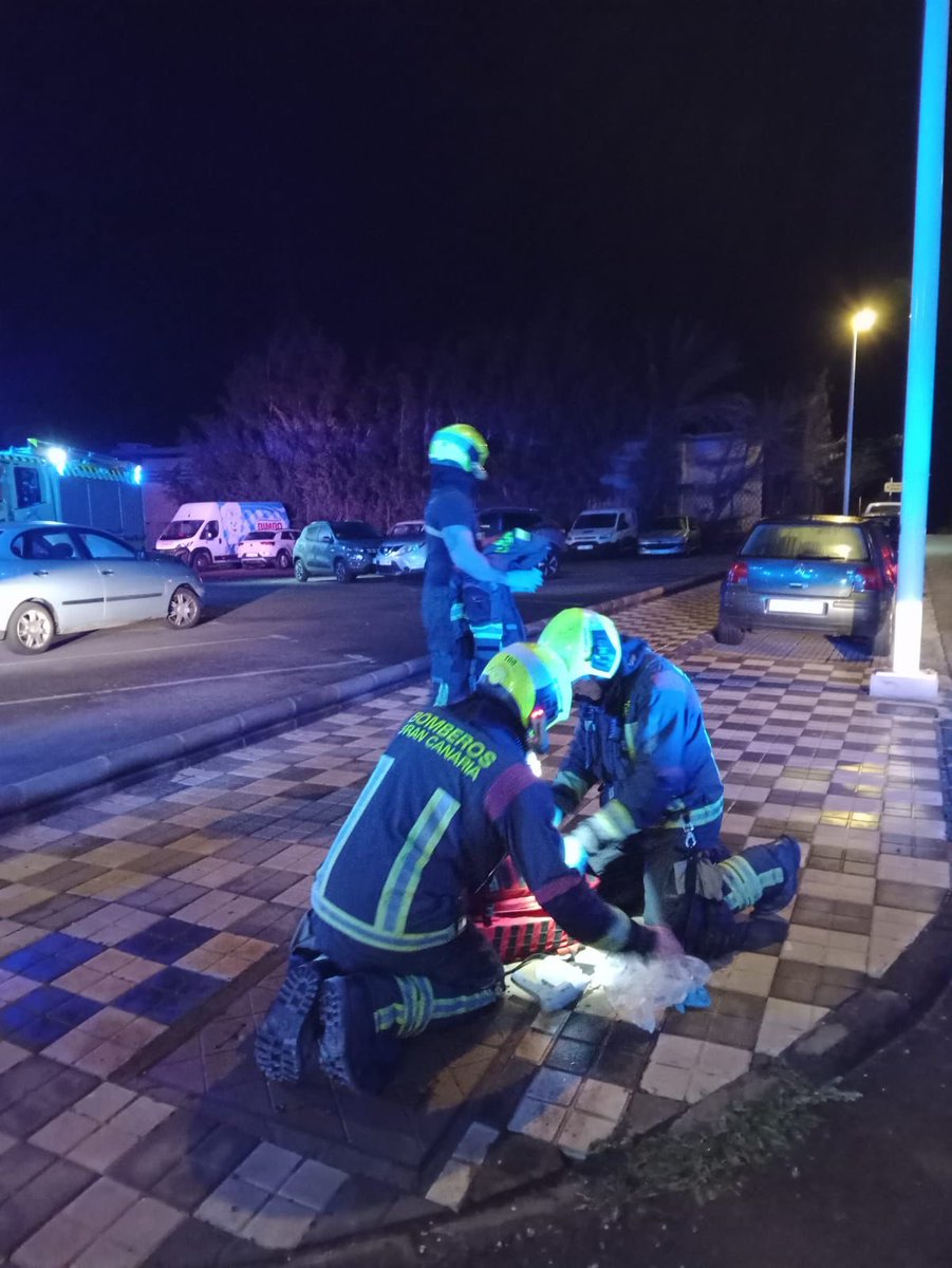 🚨Intervención Muy Destacada,

👶🏼Se produce a las 01:30 de forma imprevista, un vehículo con unos padres que se dirigían al materno a toda prisa, su bebé presentaba síntomas de asfixia y estaba perdiendo la consciencia. Al ver nuestros rotativos azules,
