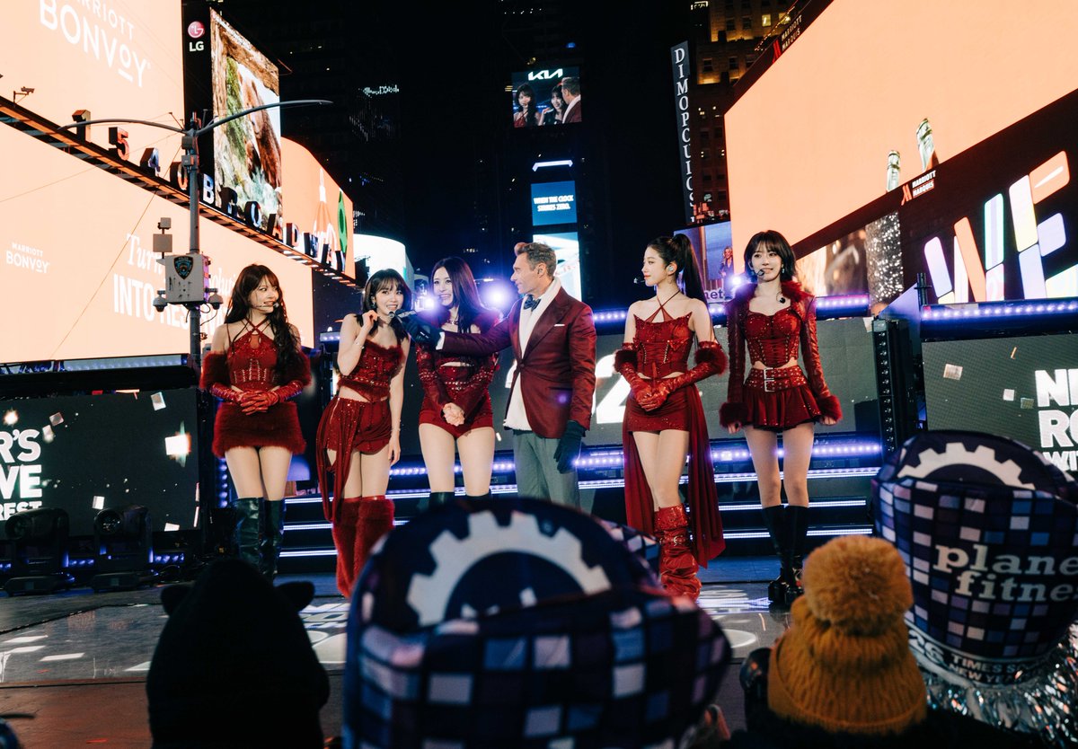 RockinEve's tweet image. The girls slayed the #RockinEve stage! 🍝 ​💘 @le_sserafim
