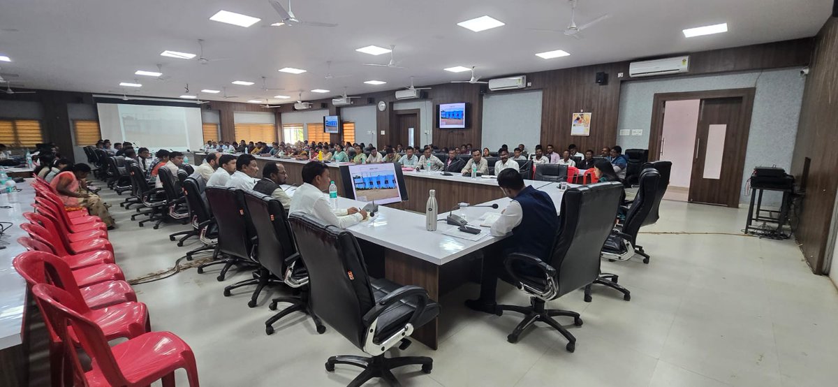 DistrictBijapur's tweet image. कलेक्टर महोदय की अध्यक्षता में आदिवासी विकास विभाग की समीक्षा बैठक सम्पन्न।
बच्चों के स्वास्थ्य, पोषण, शिक्षा व योग पर विशेष जोर, अधीक्षकों को संस्था में निवास व 100% दस्तावेज़ सुनिश्चित करने के निर्देश।
#Bijapur #TribalDevelopment #StudentWelfare