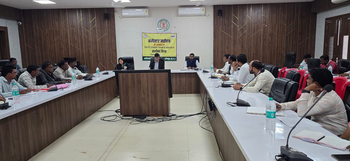 DistrictBijapur's tweet image. कलेक्टर महोदय की अध्यक्षता में आदिवासी विकास विभाग की समीक्षा बैठक सम्पन्न।
बच्चों के स्वास्थ्य, पोषण, शिक्षा व योग पर विशेष जोर, अधीक्षकों को संस्था में निवास व 100% दस्तावेज़ सुनिश्चित करने के निर्देश।
#Bijapur #TribalDevelopment #StudentWelfare