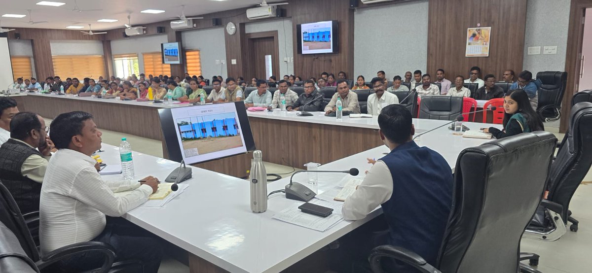 DistrictBijapur's tweet image. कलेक्टर महोदय की अध्यक्षता में आदिवासी विकास विभाग की समीक्षा बैठक सम्पन्न।
बच्चों के स्वास्थ्य, पोषण, शिक्षा व योग पर विशेष जोर, अधीक्षकों को संस्था में निवास व 100% दस्तावेज़ सुनिश्चित करने के निर्देश।
#Bijapur #TribalDevelopment #StudentWelfare