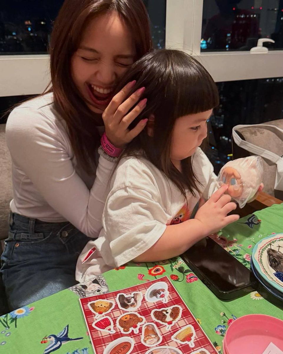 jsmtjyygyjbbjb's tweet image. กลัวค่าตัวเพื่อนเกลขึ้นมาก เพราะลิซ่าจับอะไรก็แพง 5555555555555555555555555