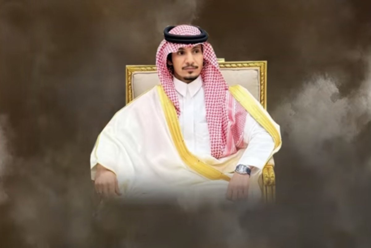 sultan_aldeet's tweet photo. "وأنت يا محمد السلطة مسوي سويا
أصبح اسمك ترند… وماركة عالمية"

ليست هذه جملة عابرة، ولا هتاف لحظةٍ محتدمة، بل توصيفٌ دقيق لمسارٍ يتكوّن أمام أعيننا. فبعض الأسماء لا تصعد بالضجيج، بل تثبت بالثقل. وبعض الحضور لا يحتاج إعلانًا، لأن أثره يسبقه.

هذا الرجل الكريم، والمنافس الوحيد الذي يمكن أن يُشار إليه دون تردّد، حين داهمه الإعلاميون بمسدساتهم النشرية، لم يتلعثم، ولم يتوارَ خلف عبارات مُعلّبة. قال جملته الشهيرة ببساطة الواثق:
(حيّ الله الفهود في اليوم الموعود)
جملة قصيرة، لكنها حملت معنى الاستعداد، والندية، واحترام الخصومة دون خوفٍ منها.

هذا الرجل، كما أسماه شاعر الكون العظيم سفر الدغيلبي: «حاكم الوضح» — وهو والله كذلك.
فالحكم ليس كثرة الصوت، بل وضوح الموقف. وليس السيطرة، بل القدرة على الوقوف ثابتًا حين تميل الساحة.

وسفر الدغيلبي — ولا غرابة — قال فيه قصيدة نخبوية، من ذلك النوع الذي لا يفهمه كل أحد، ومع ذلك، وبدهشة جميلة، أحبّها الجمهور.
وهنا المفارقة: حين تكتب من عمق اللغة، يصل النص إلى من لا يعرف مفاتيحه، لأن الصدق يسبق الشرح.

بالأمس، سألني أحدهم وقال:
— وش معنى (ولا ينتنايا)؟
قلت له: ولا ينتناحى. يعني ماحد يقدر يجاريه..
قال: وما الشواهد على ذلك؟
وذكّرني بمسائل نافع بن الأزرق، حين كان يسأل عن الكلمة وشاهدها من كلام العرب.

قلت له: إذا السيل جرف الوادي، يضعون له نيَّا.
قال: يعني حاجز؟
قلت: نعم.
قال: إذن سفر يقصد (ولا ينتحاجز)؟
قلت له — وقد حمي أنفُ لغتي —:
ما فيه أمام السلطة حاجز…
سيكسرها كلها،
والوعد بكرة.

قال: هذا وأنت مثقف؟
قلت: هذا لأني مثقف.

مع صِغَر سنّه، يحمل من الحكمة ما يُربك من هم أكبر منه أعمارًا وتجارب. مرجلته ليست استعراضًا، بل سلوك. حضوره ليس طارئًا، بل متراكم. يعرف متى يتقدّم، ومتى يترك للمشهد أن يتكلم عنه. وهذه نُدرة.

في زمنٍ تُصنع فيه “الترندات” بلمسة زر، يصعب أن تتحول الأسماء إلى ماركات إلا إذا امتلكت مضمونًا حقيقيًا. واسم محمد السلطة لم يصبح متداولًا لأنه صاخب، بل لأنه مختلف؛ لأنه يفرض نفسه لا يطلبه، ويُستدعى لا يتسوّل.

نسأل الله أن ينصره،
وأشهد — غير مُبالغ ولا مُجامِل — أنه كما سمّاه الله، لا كما سمّيناه نحن: السلطة.
سلطة معنى، لا سلطة صخب.
وثبات رجلٍ يعرف أن المجد لا يُستعجل، بل يُنتزع بهدوء.

هذه شهادة، لا مديح.
وموقف، لا دعاية

#السلطة 
#شلفا_ولي_العهد_الوضح 
#سفر_الدغيلبي