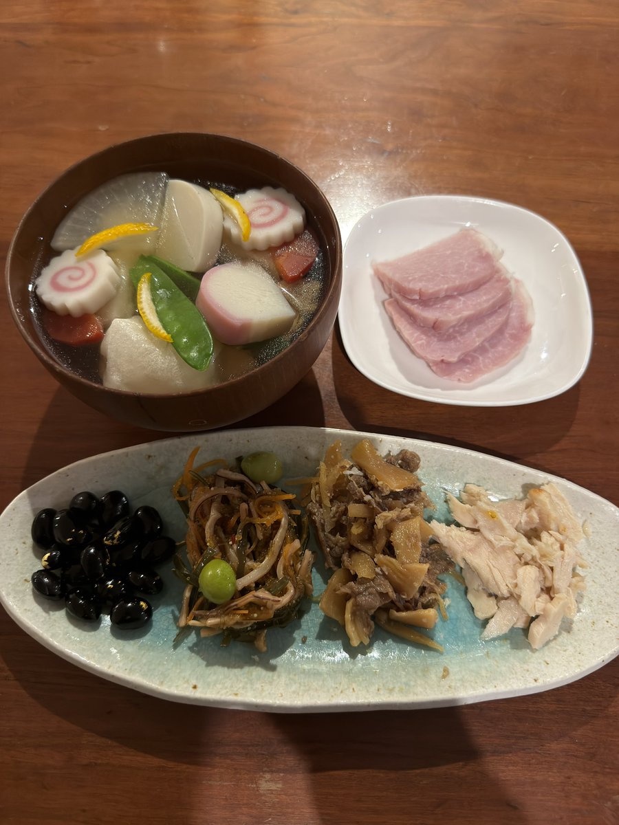 38Vi1's tweet image. 1/2の夜は1人なので、自分の好きな具材を入れたお雑煮とお節の残り^_^
松前漬、黒豆、しぐれ煮、結構好きなんだよね〜☺️
お節の季節じゃなくても食べたい🤤

お雑煮は、原了郭さんのゆず辛をかけると、なお美味しい✨

ご馳走様でした😋

青学の黒田君、凄かったなー🏃‍♂️

#原了郭
#ゆず辛
#お雑煮