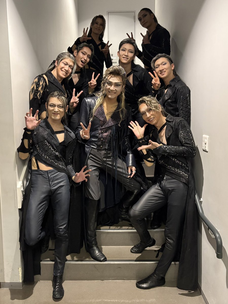 cojicoji0228's tweet photo. 全トートとトートダンサーの記念写真。 https://t.co/xVbz0zDJpd