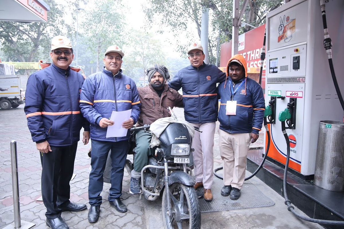 Leadership in action! 💪🔥
ED&amp;SH,<a href="/ioclpunjab/">IndianOil Punjab</a> along with HODs &amp; DO Team went on forecourt at COCO-33, Chd ! 
DU ops to customer engagement,officers donned CA uniforms &amp; served customers with zeal &amp; enthusiasm.
Truly enriching experience-well appreciated by customers!
<a href="/IndianOilcl/">Indian Oil Corp Ltd</a>