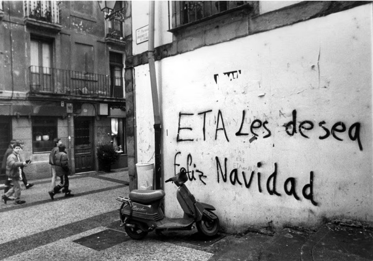 #TalDiacomoHoy también de 1979 #ETA asesinó en #SanSebastián al comandante JOSE MARÍA HERRERA. Tenían un hijo que se casó con Altamira, hermana de Juana Chaos, eran vecinos.

Tres terroristas le dispararon cuando se metía en el coche oficial debajo de casa.

¡Esto era ETA!

🧵