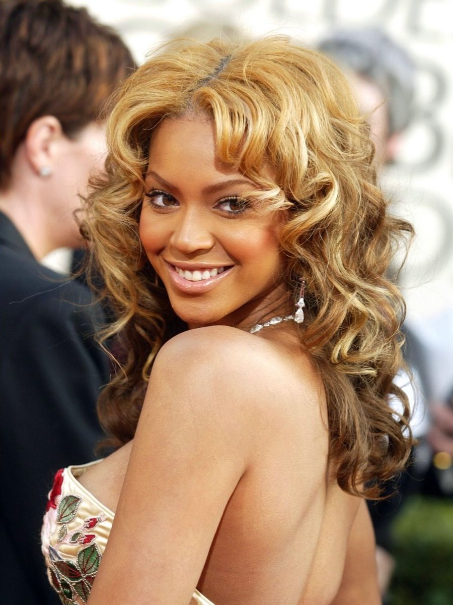 Damilola_Celia's tweet image. Beyonce at the Golden Globe Awards in 2003