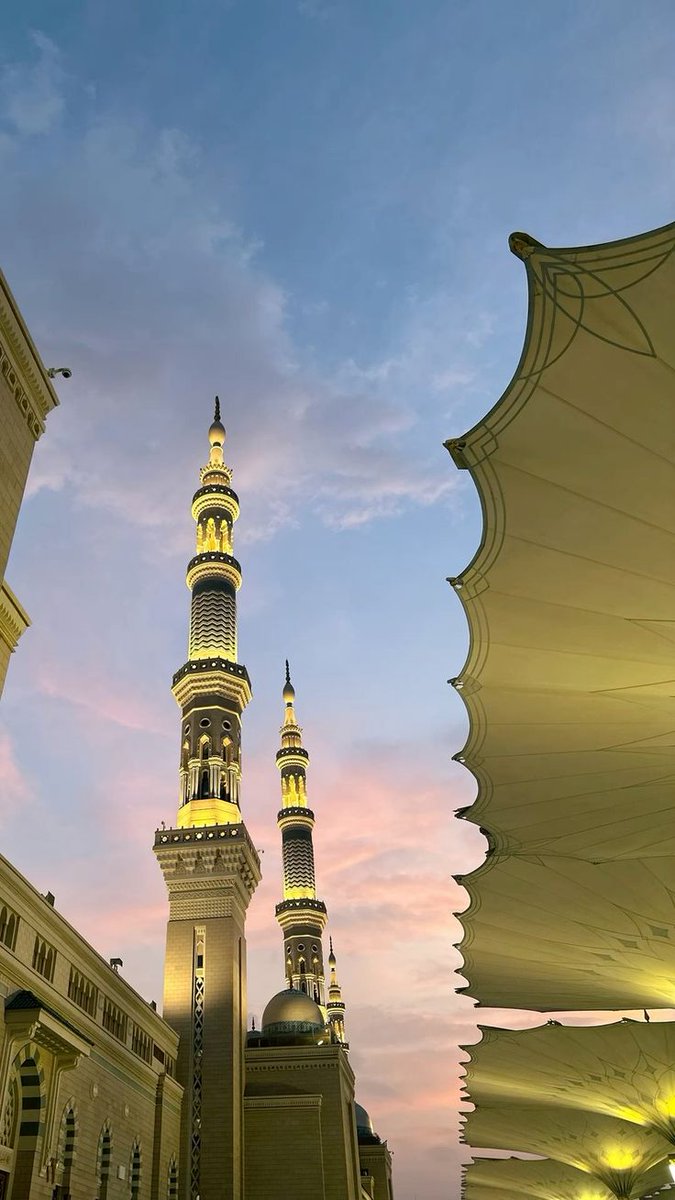 سلامٌ على دارٍ بها المصطفى نزلَ
وفيها تجلّى الحقُّ وانكشفَ الجَلَلُ
نبيُّ الهدى، خيرُ البريةِ كلِّها
به افتخرَ التاريخُ وازدهرَ الأجَلُ
أتى رحمةً للعالمينَ مؤيَّدًا
فما قالَ إلا صادقًا، لا ولا زَلَلُ
#المدينة_المنورة 
#طيبة