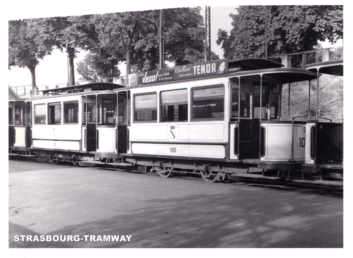 Les remorques n° 103 et 105 encadrées par 2 autres remorques, sont garées au terminus de la ligne 9, à Schiltigheim en contre-bas de la Route de Brumath, devenue depuis la Route du Général de Gaulle. Septembre 1951.