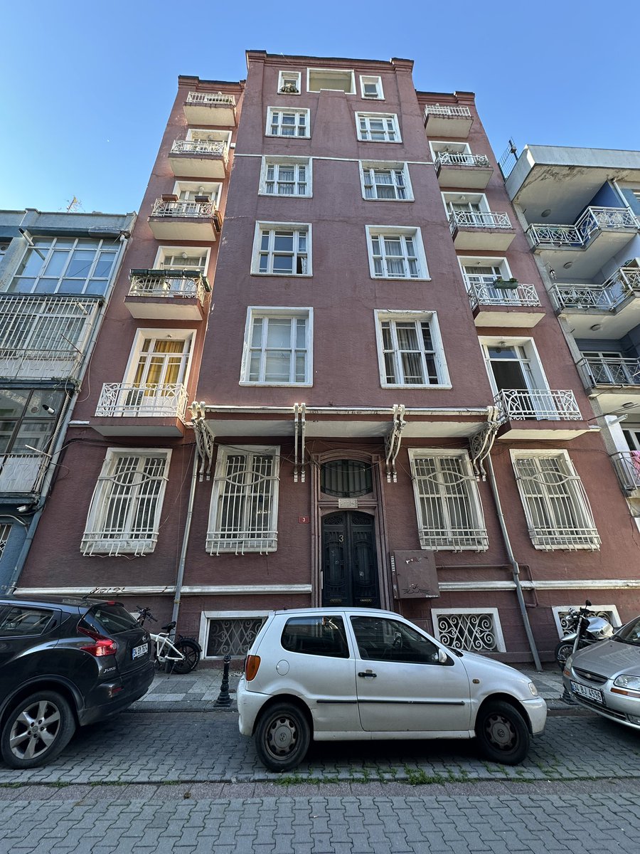 onderkayaistan1's tweet photo. Kadıköy Yeldeğirmeni İstanbul’da apartmanların ilk çıktığı semtlerden biridir. Eski zamanlarda semt nüfusunun büyük bölümü bilhassa Kuzguncuk yangını sonrası buraya taşınan Yahudilerden oluşurdu. Musevi cemaatinden Levi Kehribarcı’nın 1909da yaptırdığı Kehribarcı apartmanı şehrin en eski apartmanlarından biri konumunda
