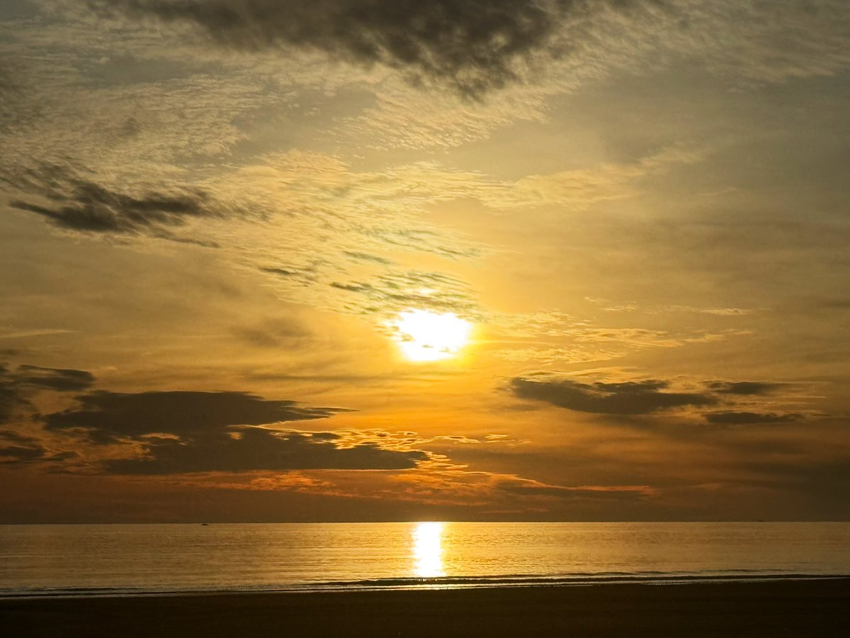 Bon día! 11,7°C de mín en #Cullera y último día tranquilo antes del cambio de tiempo que comenzará mañana y que nos traerá lluvias generales y bajada de temperaturas, que se hará más importante la semana que viene. Imágenes del amanecer de hoy. 15° ahora. meteocullera.eu5.org