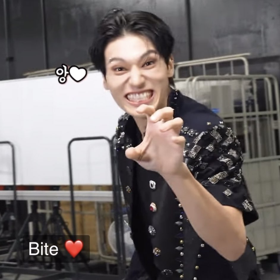 W00LOOKS's tweet image. human black cat for a reason