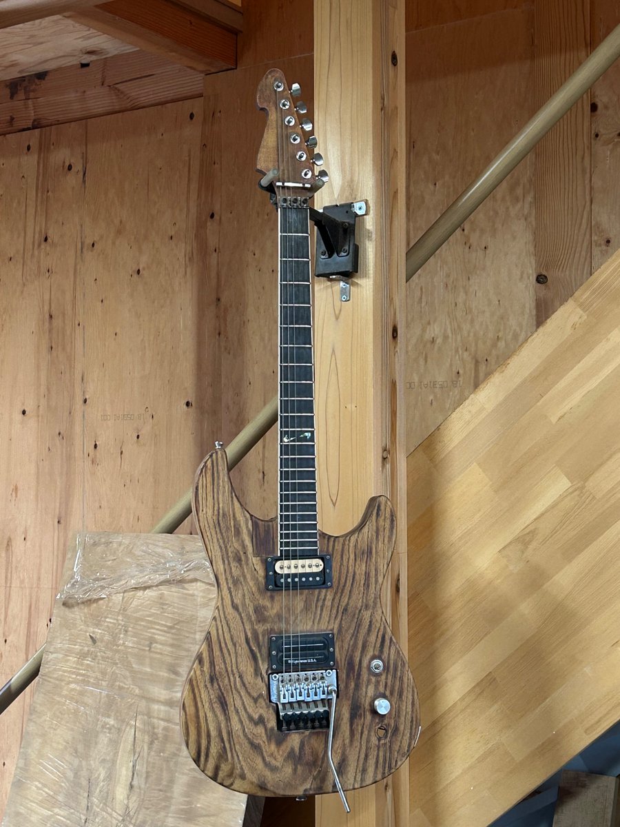 17年ほど前に作ったギター。 誰のモデルを意識して作ったか…分かるかと