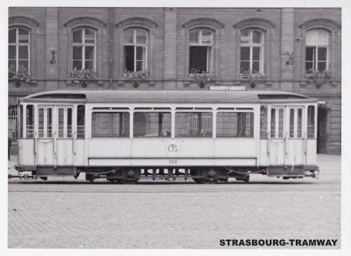 La remorque De Dietrich n° 260 est en attente Place de la Gare. En 1932.