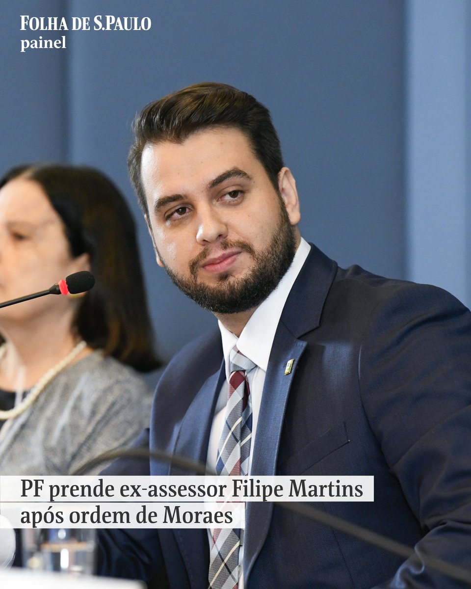folha's tweet image. PF prende ex-assessor Filipe Martins após ordem de Moraes. Ex-assessor presidencial foi levado para um presídio em Ponta Grossa (PR). Condenado pela trama golpista, ele teria violando medida que proíbe uso de redes sociais: mla.bs/3901a589

📷 Arthur Max - 9.mai.19/MRE