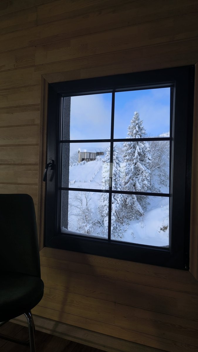 Trabzon'da evlere tablo asılmaz.
Çünkü manzara her sabah kendini günceller.
Premium üyelik gibi. ☃️