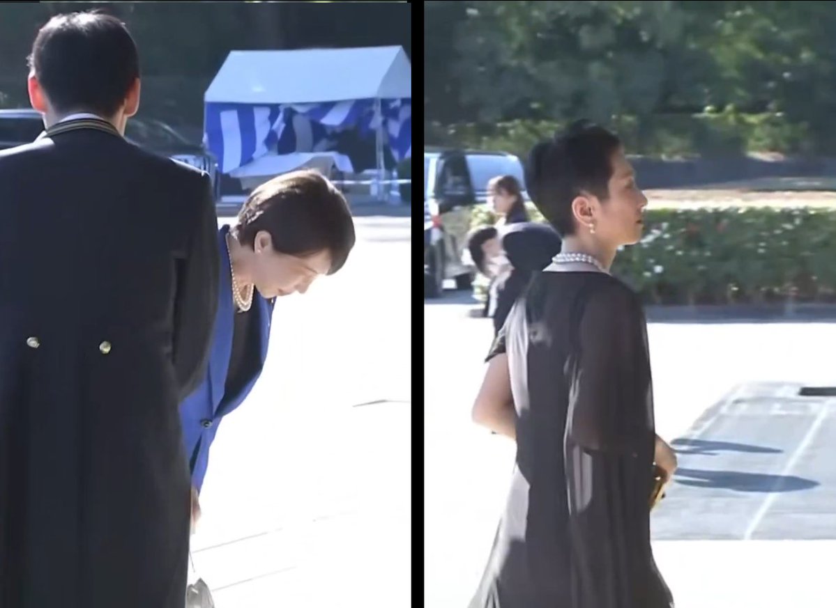 kousoku_esper's tweet image. 皇居にて行われた新年祝賀の儀参加のために訪れた政治家二名。ご覧ください、到着するや否や宮殿に一礼して来場する日本のリーダーと、礼節一つも無くアゴを上げたまま傲慢な態度で入る反日の輩。人間性において、誠実性の違いに唖然とするのみ。