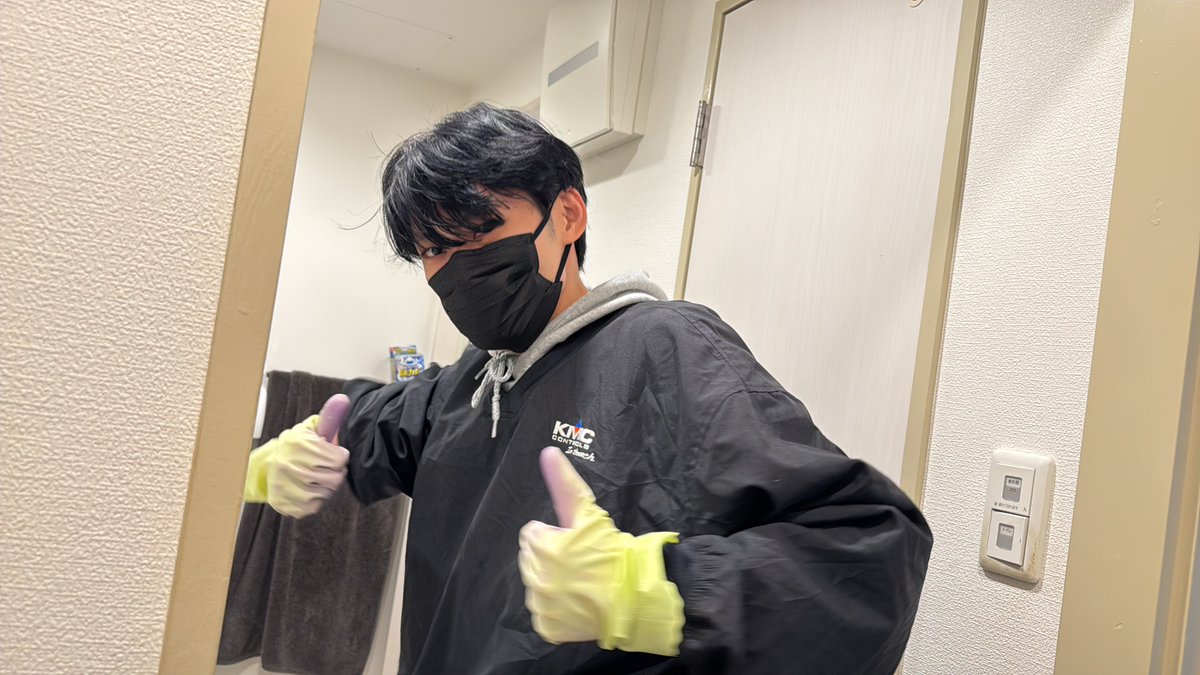 yuta721's tweet image. なんか急に@warinside_ がうちに来て家掃除し始めた