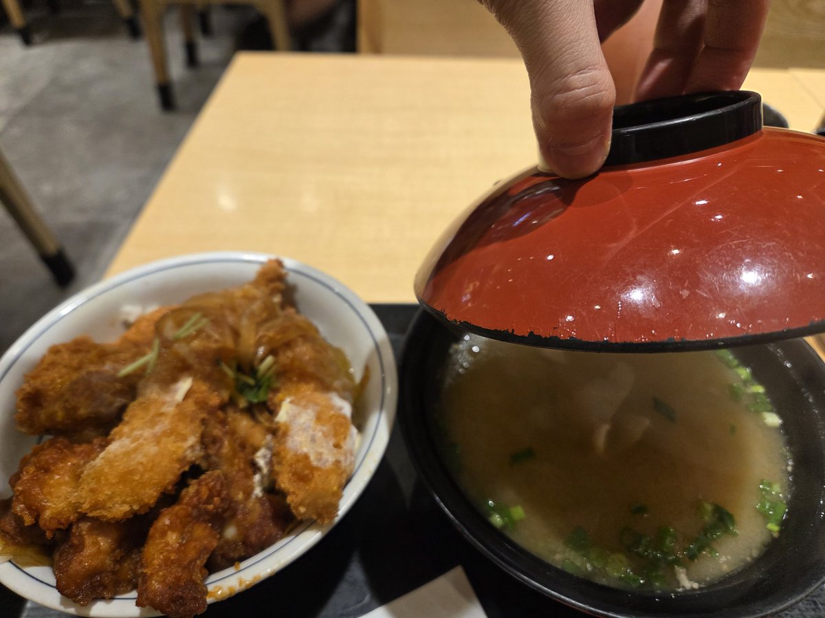 過左不幸的12月，好事即刻黎😍先係隨手一包卡中左SAR，仲約到隻乖狗仔🤭結尾就食成2個月無食過的炸野慶祝下。
E家先見到邊繩綁斜左😮
新一年有新開始😜