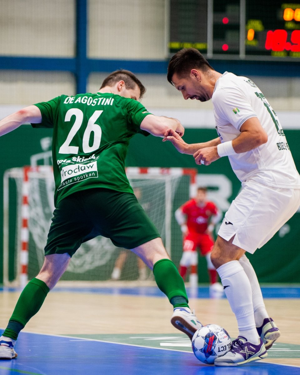 Wracamy do ligowego grania ‼️

Jutro oficjalnie rozpoczniemy rundę rewanżową obecnego sezonu. Startujemy z niełatwej pozycji, a na naszej drodze Rekord Bielsko-Biała, z którym przegraliśmy w 1. kolejce 1:3 ❌ Jedziemy na Górny Śląsk walczyć o punkty 🔜