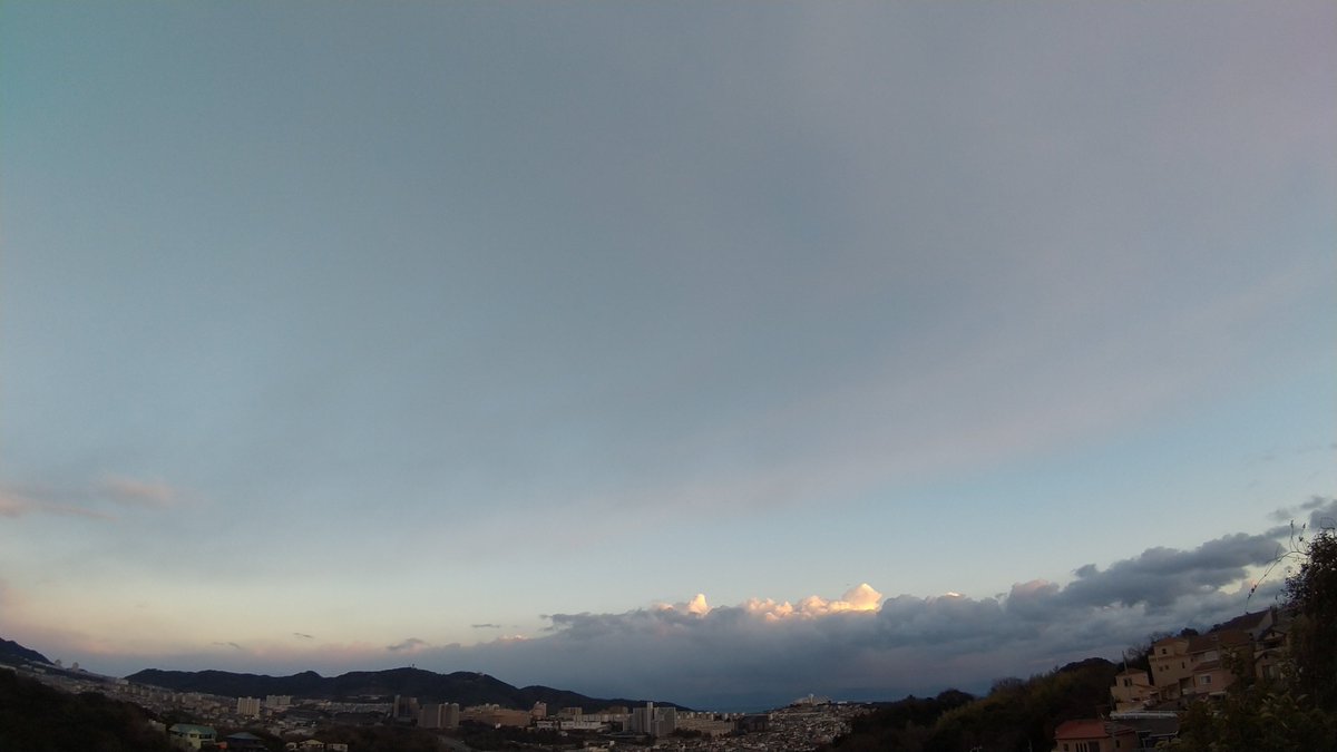 夕方散歩

雪が降ってきた時にはどうしようかと。にわか雪で助かった☃️

まるで山脈の様な雪雲が迫力あります。 