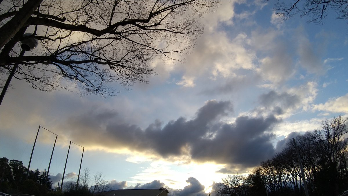 夕方散歩

雪が降ってきた時にはどうしようかと。にわか雪で助かった☃️

まるで山脈の様な雪雲が迫力あります。 