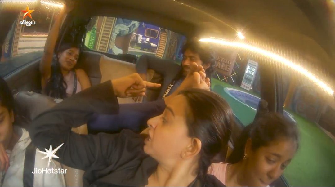 Parvathi and kamrudhin - worst contestants in the history of bigboss . 

Since Parvathi is pro left and show makers allign with same ideology - they will make sure she becomes either the winner or runner .

<a href="/vijaytelevision/">Vijay Television</a> is hitting new lows every day !