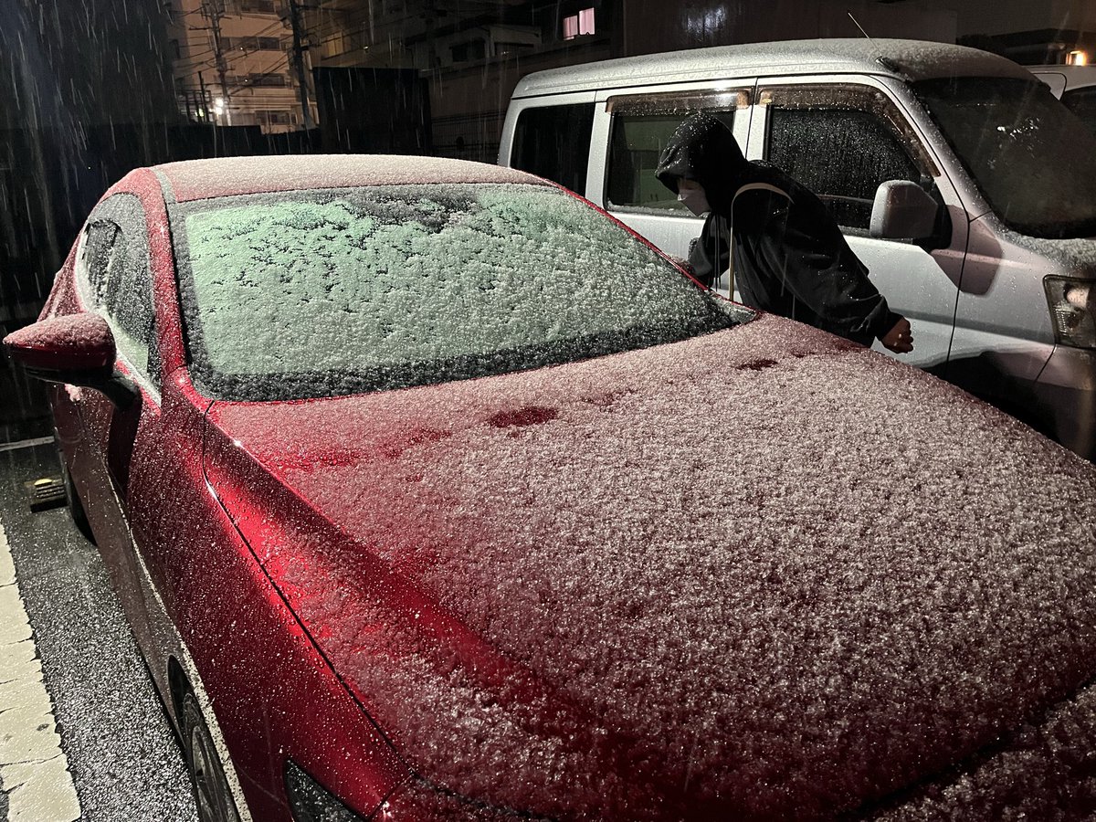 お店出たら雪...。雪国に比べたらハナクソレベルですが、ビビりながら帰宅しました。
今夜は鍋つつきながら、東京喰種見まくります。