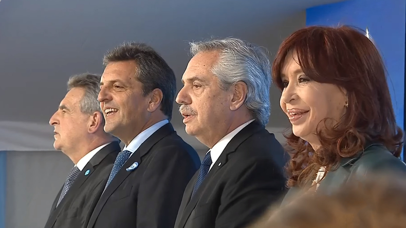 Danny_KatosX's tweet photo. Podés sacar a las personas que hayan mandado a matar gente de esta foto @grok ? https://t.co/IzT4aWvhSE