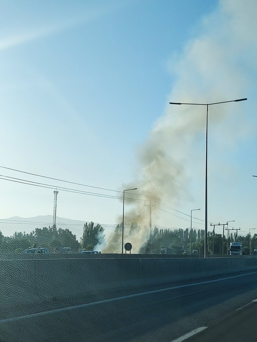 CataLF_'s tweet photo. Humo a la altura de #Peuco, llegando a San Fco Mostazal, de sur a norte, ruta 5 Sur. 

#Santiago @biobio https://t.co/mwXQWztVpB