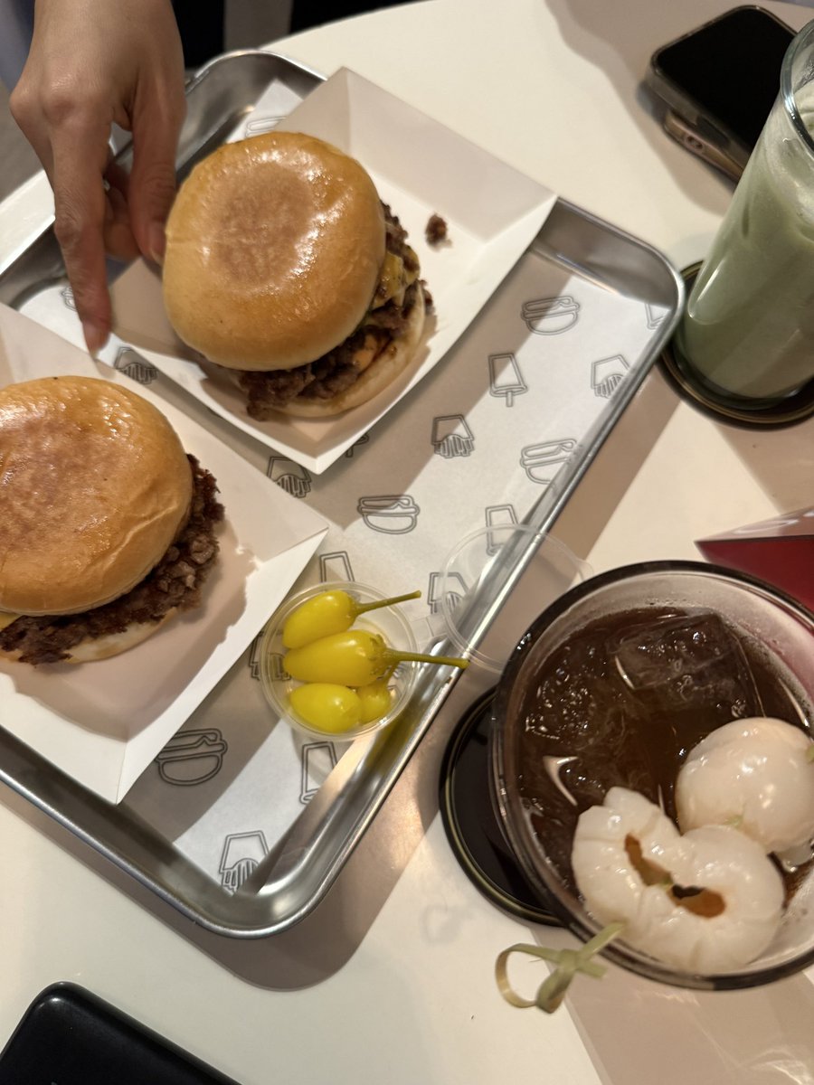 putranicholas1's tweet image. Ternyata emang enak banget ini burger.