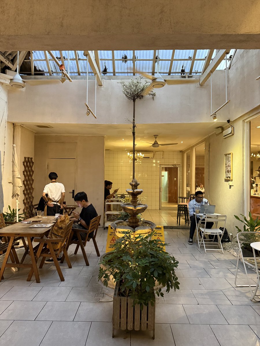 putranicholas1's tweet image. Ternyata emang enak banget ini burger.