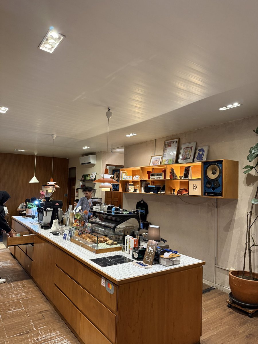 putranicholas1's tweet image. Ternyata emang enak banget ini burger.