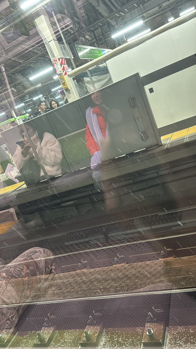 T1N1a5's tweet photo. 東京、あられから雪になってるやん…
明日箱根駅伝走る人かわいそうだな… https://t.co/tdhqf0lf37