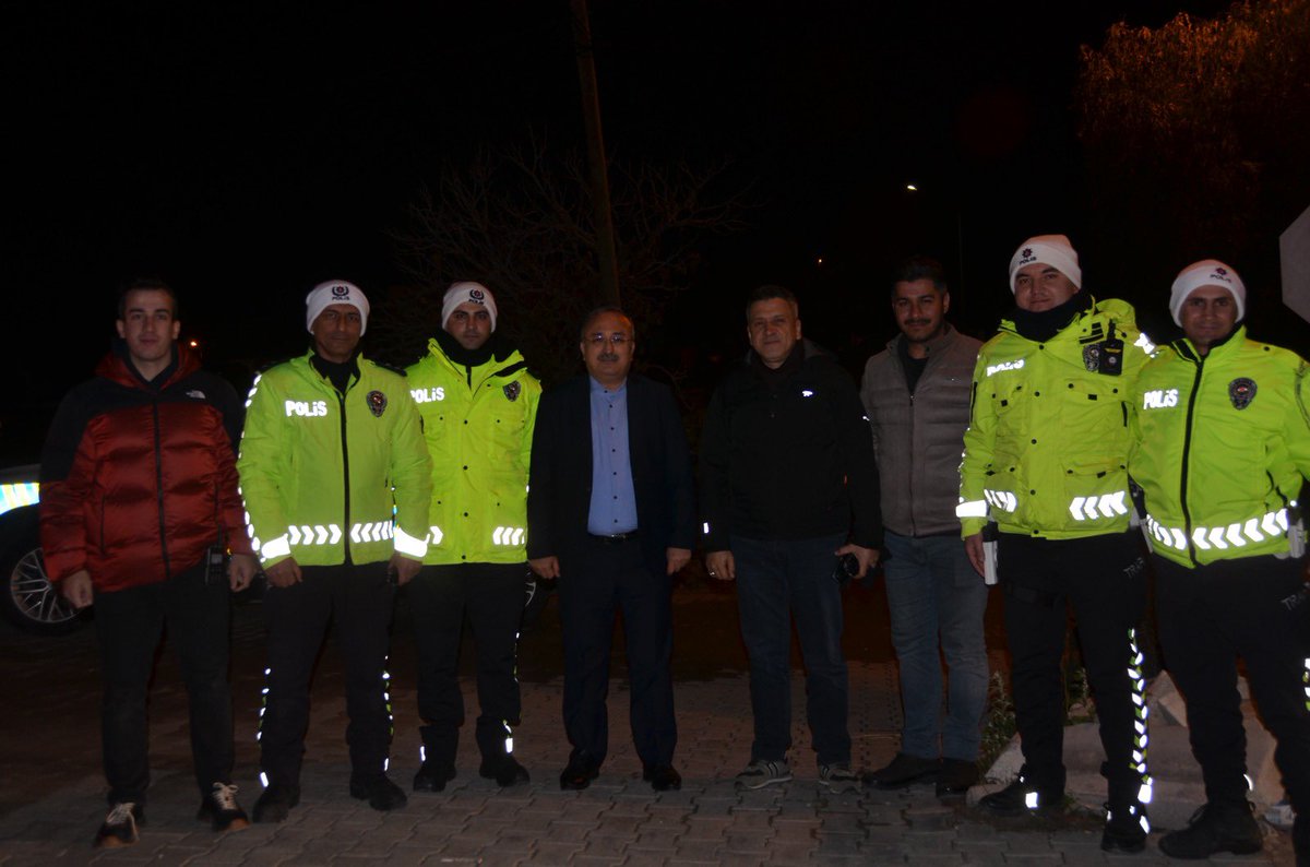 Sayın Kaymakamımız Dr. Mehmet ÖZEL, yılbaşı gecesi Polis ve Jandarma Uygulama Kontrol Noktalarını, İlçe Emniyet Müdürlüğünü ve İlçe Jandarma Komutanlığını ziyaret ederek, görev başında olan personelin yeni yılını kutladı.