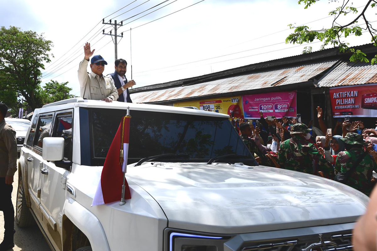shafan_sf's tweet photo. Untuk memastikan realisasi  Pembangunan rumah hunian , @prabowo mengecek langsung 600 unit pertama dari 15.000 di Aceh Tamiang, Kamis 1 Januari 2026
@YandriSusanto
@ArizaPatria
#NegaraHadir
#RumahHunian
#KemendesaPDT
#LangkahKongkritPemerintahTanganiBencana https://t.co/ku1VU4VL0X