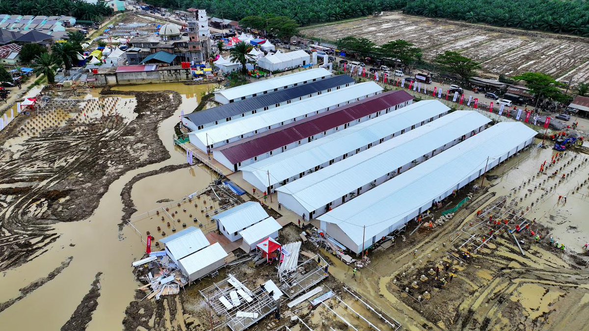 shafan_sf's tweet photo. Untuk memastikan realisasi  Pembangunan rumah hunian , @prabowo mengecek langsung 600 unit pertama dari 15.000 di Aceh Tamiang, Kamis 1 Januari 2026
@YandriSusanto
@ArizaPatria
#NegaraHadir
#RumahHunian
#KemendesaPDT
#LangkahKongkritPemerintahTanganiBencana https://t.co/ku1VU4VL0X